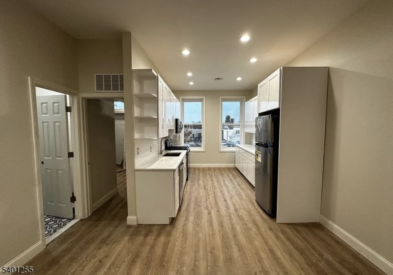 Westfield Town, NJ 07090,118 E Broad St #3