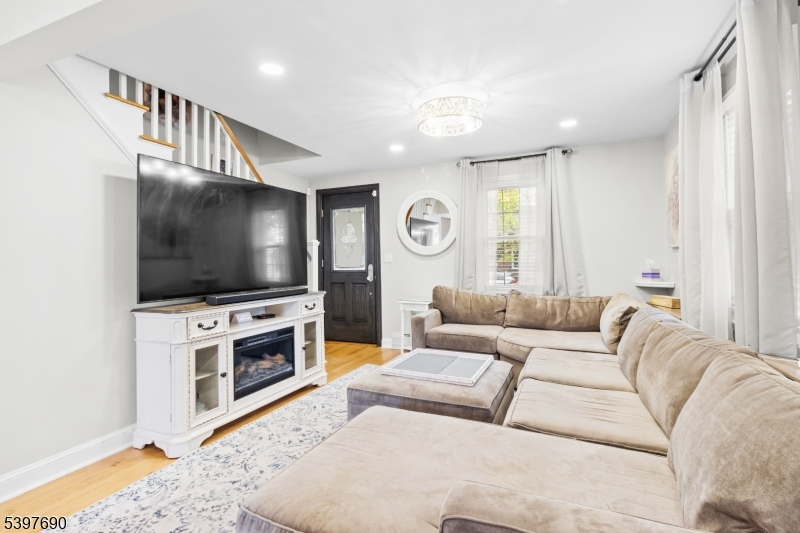 Maywood Boro, NJ 07607,862 Grant Ave