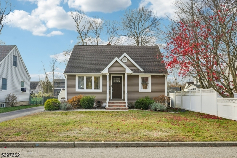 17 Walnut St, Bloomingdale Boro, NJ 07403