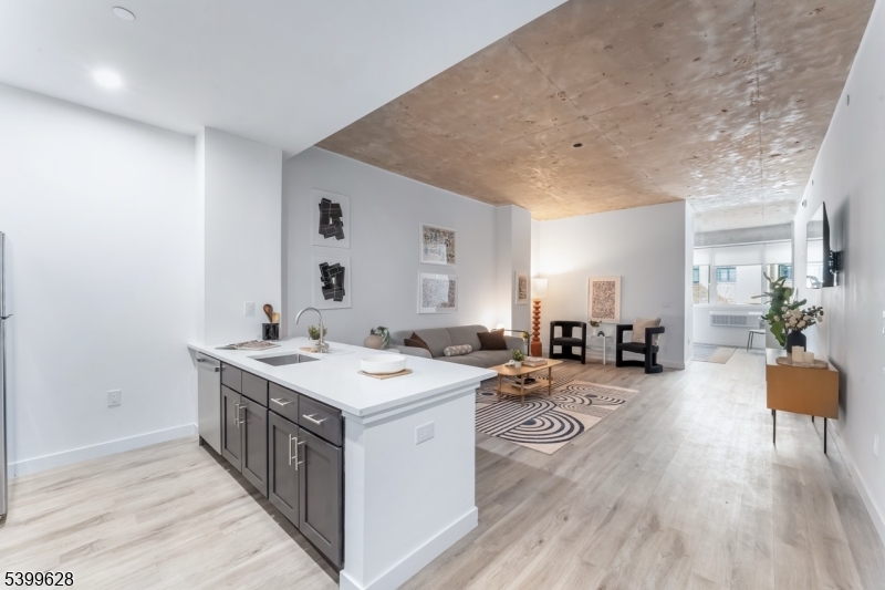 10 Commerce Ct #2I, Newark City, NJ 07102