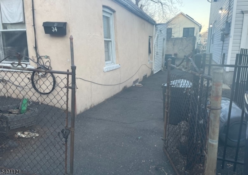 Newark City, NJ 07103,34 Holland St