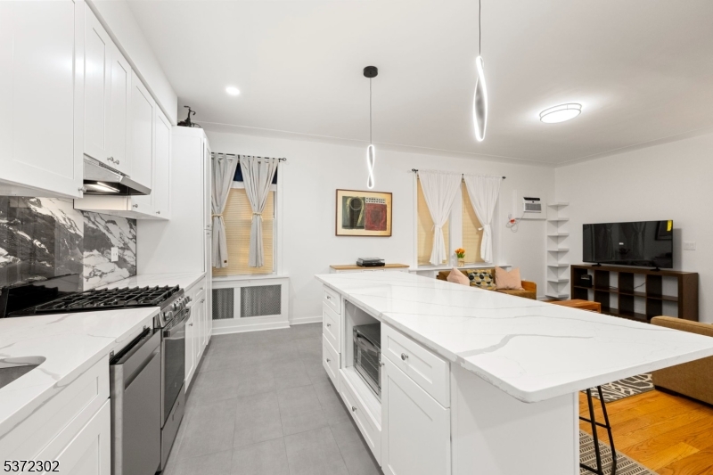 West New York Town, NJ 07093,6015 Kennedy Blvd #5A