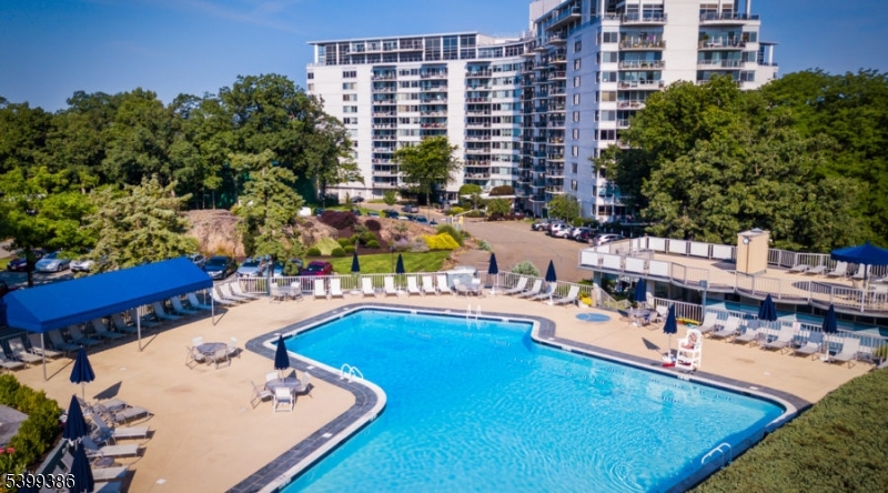 1 Claridge Dr #428, Verona Twp., NJ 07044