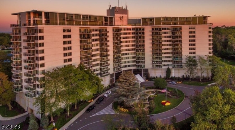 Verona Twp., NJ 07044,1 Claridge Dr #428