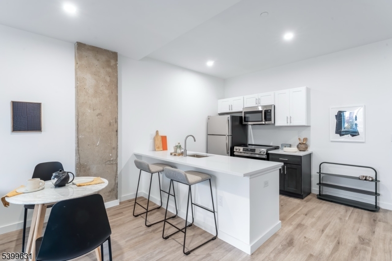 Newark City, NJ 07102,10 Commerce Ct #2J