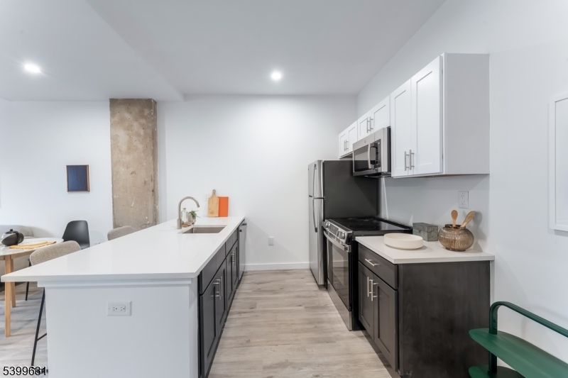 Newark City, NJ 07102,10 Commerce Ct #2J