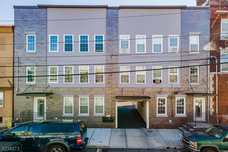 17 Cleveland Ave, Harrison Town, NJ 07029