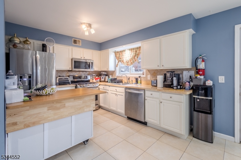 19 Val Sumo Ln, Newark City, NJ 07105