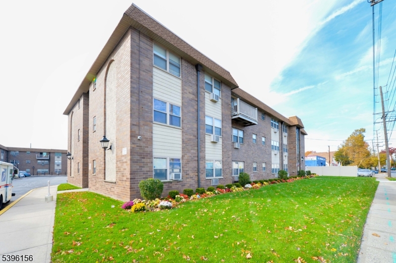 Ridgefield Park Village, NJ 07660,199 Bergen Turnpike