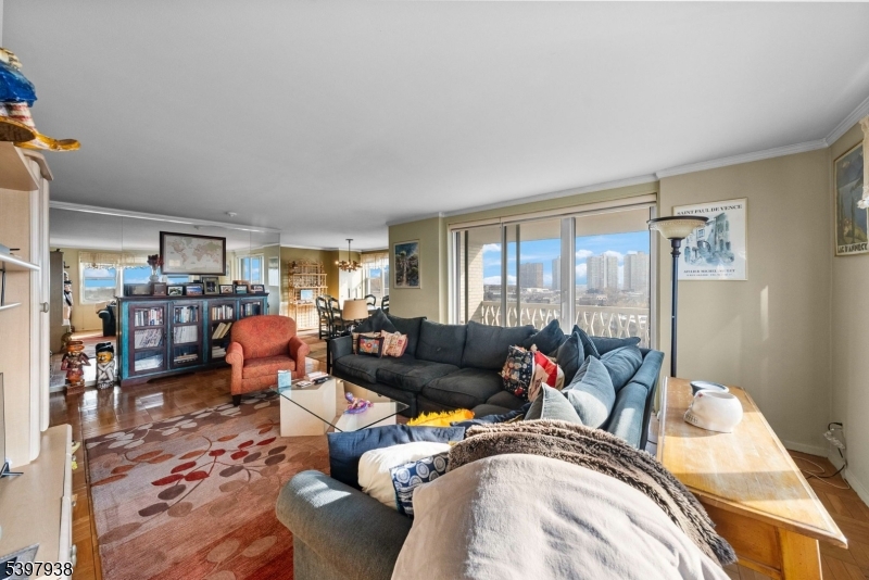 Fort Lee Boro, NJ 07024,2000 Linwood Ave #9W