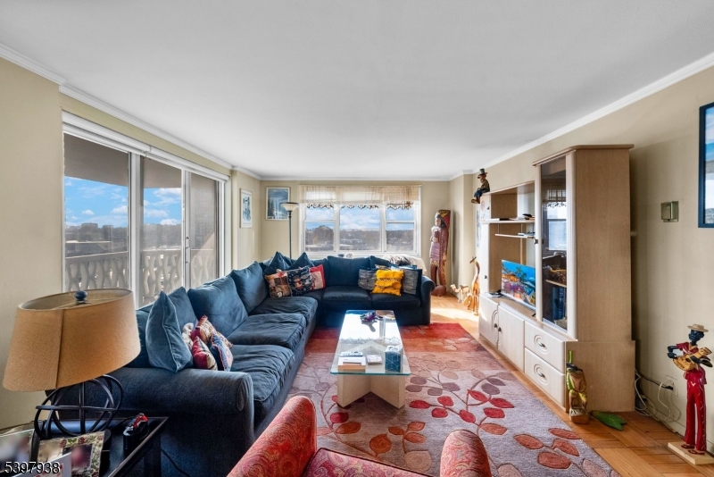 Fort Lee Boro, NJ 07024,2000 Linwood Ave #9W