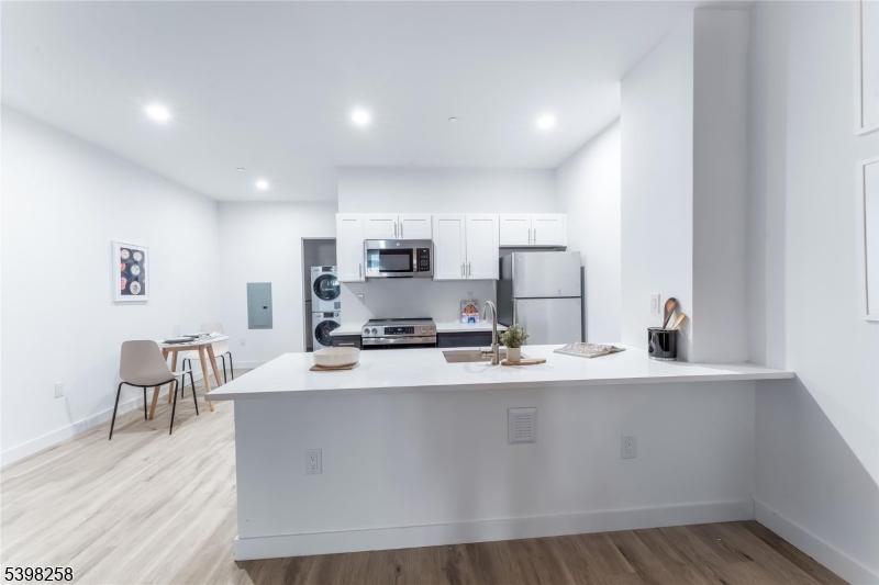 Newark City, NJ 07102,10 Commerce Ct #2E