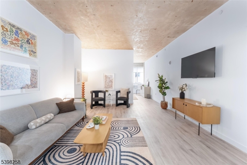 Newark City, NJ 07102,10 Commerce Ct #2E