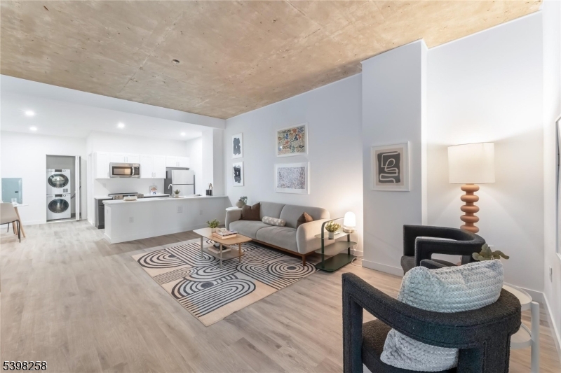 Newark City, NJ 07102,10 Commerce Ct #2E