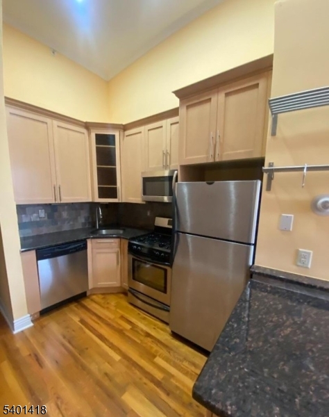 208 Washington St #2A, Jersey City, NJ 07302