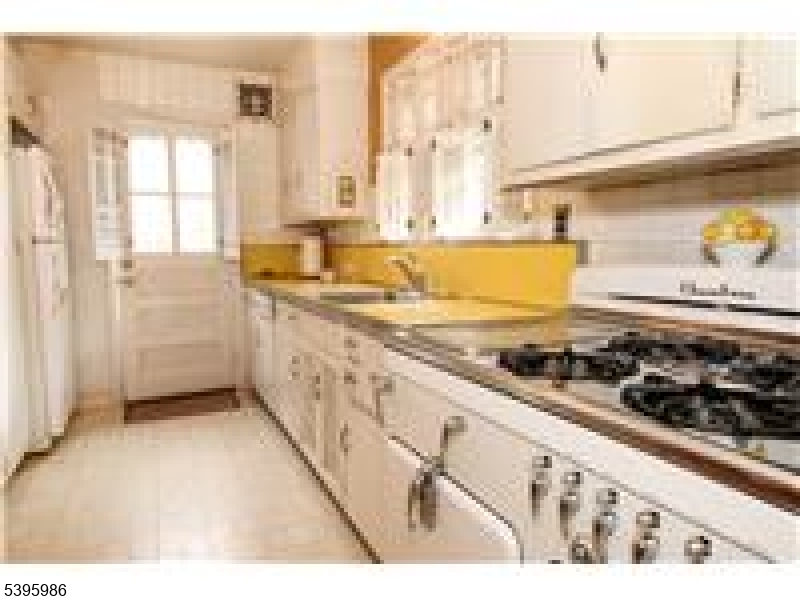 Tenafly Boro, NJ 07670,84 Howard Park Dr