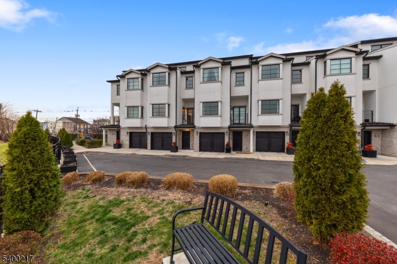 Elizabeth City, NJ 07206,2 Harbor Front Plz