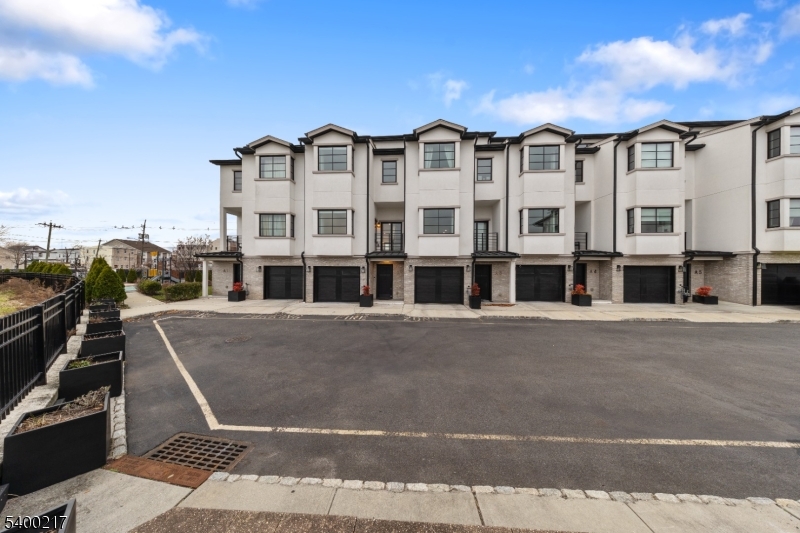 Elizabeth City, NJ 07206,2 Harbor Front Plz