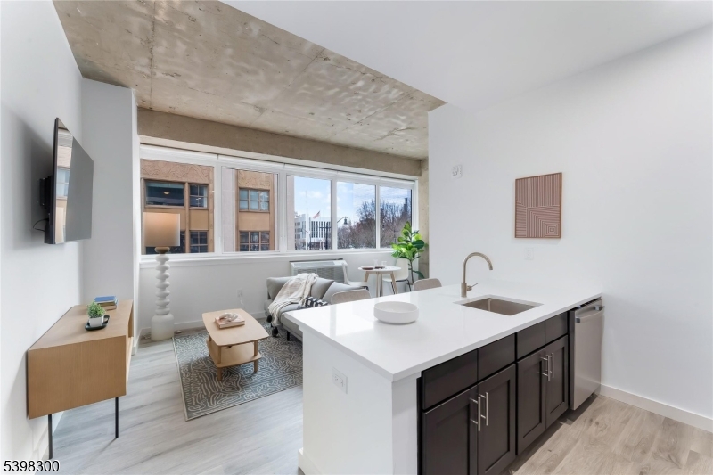 Newark City, NJ 07102,10 Commerce Ct #2G