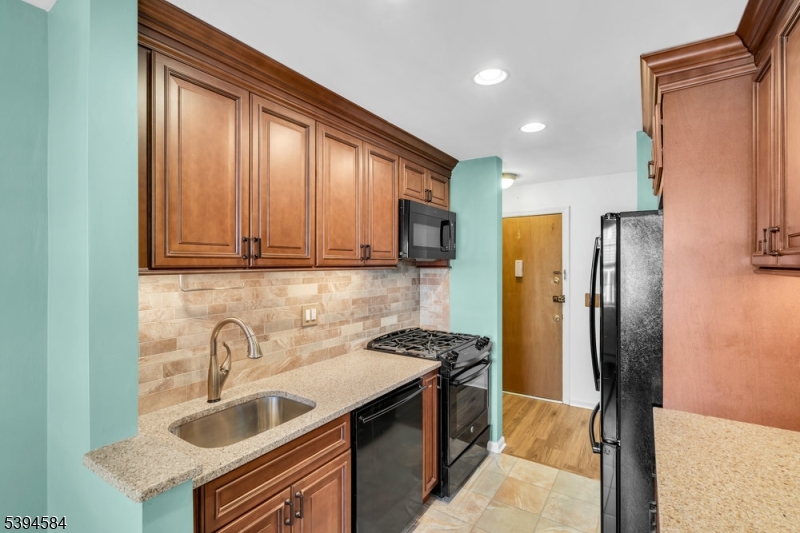 Clifton City, NJ 07013,605 Grove St #4