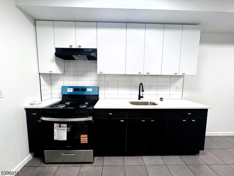 Elizabeth City, NJ 07201,158 Catherine St #B