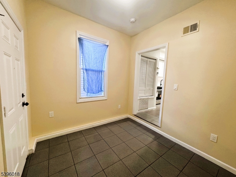 Elizabeth City, NJ 07201,158 Catherine St #B