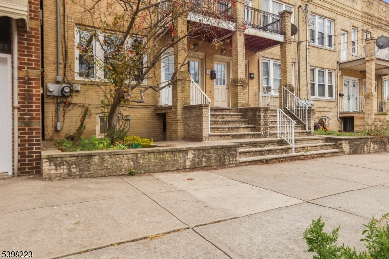 Bayonne City, NJ 07002,426 Kennedy Blvd