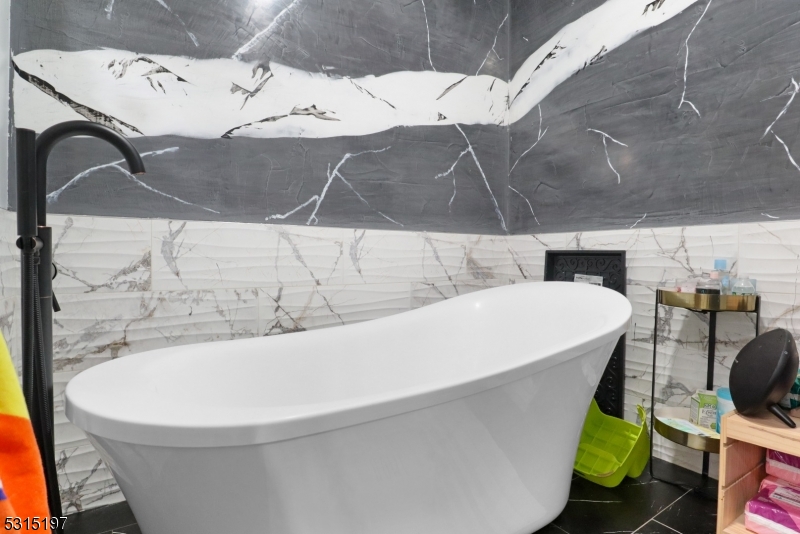 Elizabeth City, NJ 07201,737 Jackson Ave #2