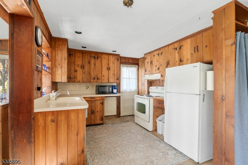 Hampton Twp., NJ 07860,221 Fairview Ave