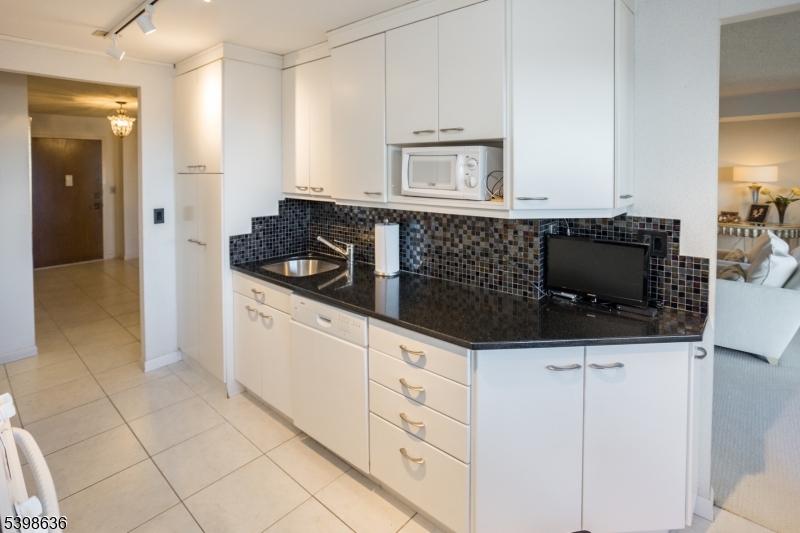 Verona Twp., NJ 07044,2 Claridge Dr #7NE