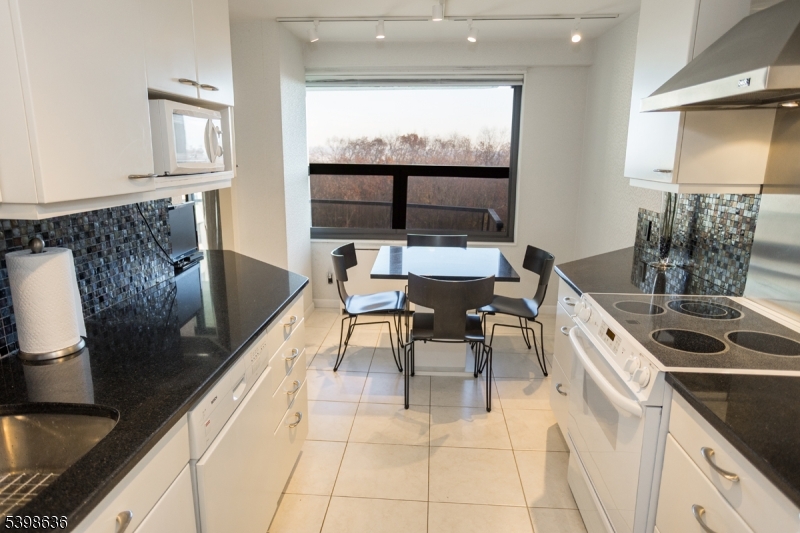 Verona Twp., NJ 07044,2 Claridge Dr #7NE