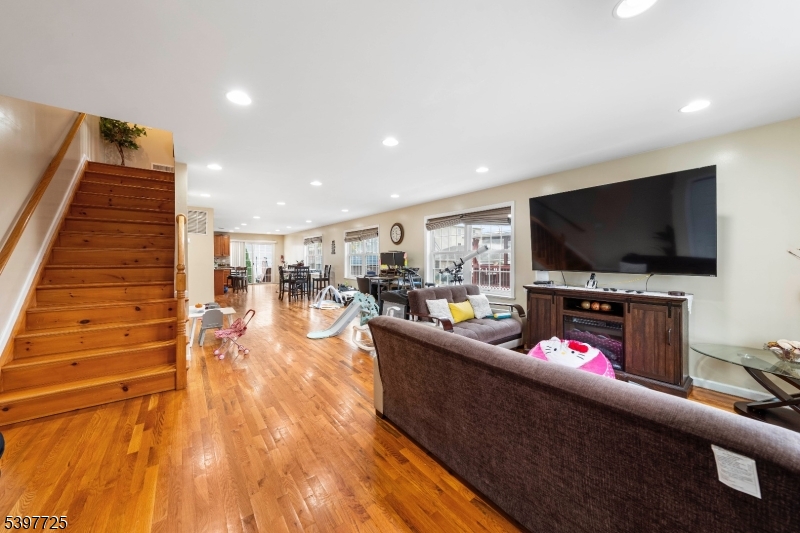 Linden City, NJ 07036,226 Pennsylvania Railroad Av