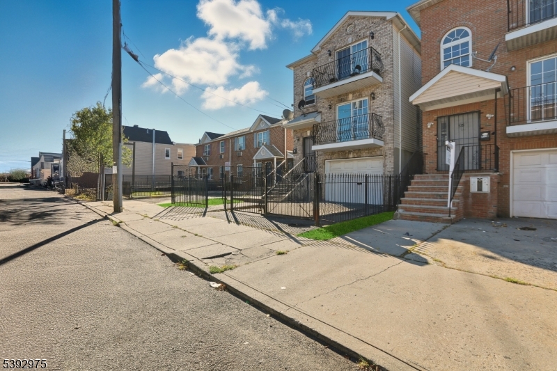 Newark City, NJ 07103,537 S 18Th St