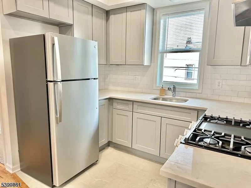 Elizabeth City, NJ 07206,558 Court St #4