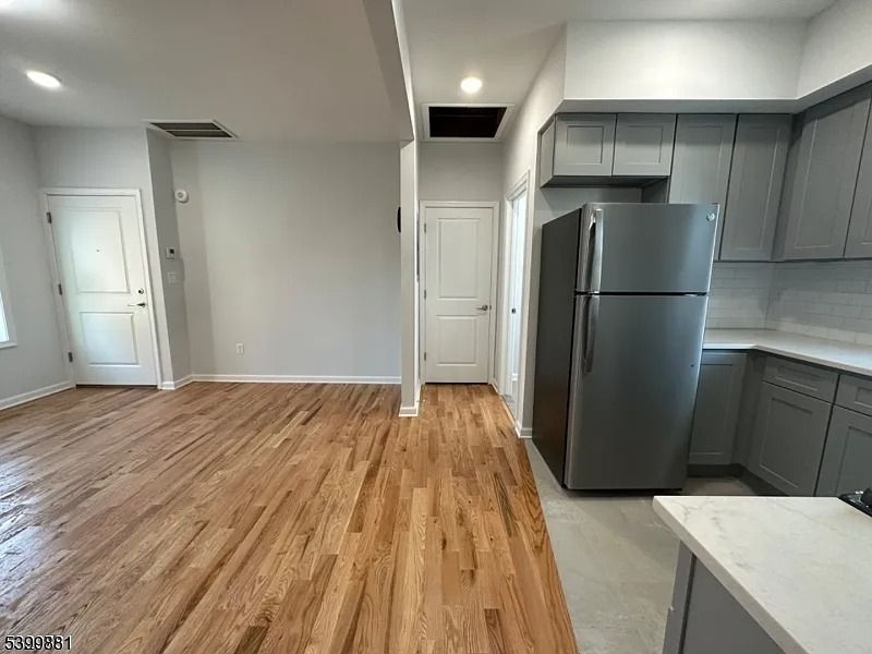 Elizabeth City, NJ 07206,558 Court St #4