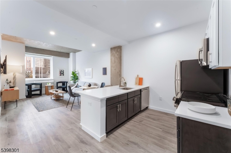 10 Commerce Ct #10 J, Newark City, NJ 07102