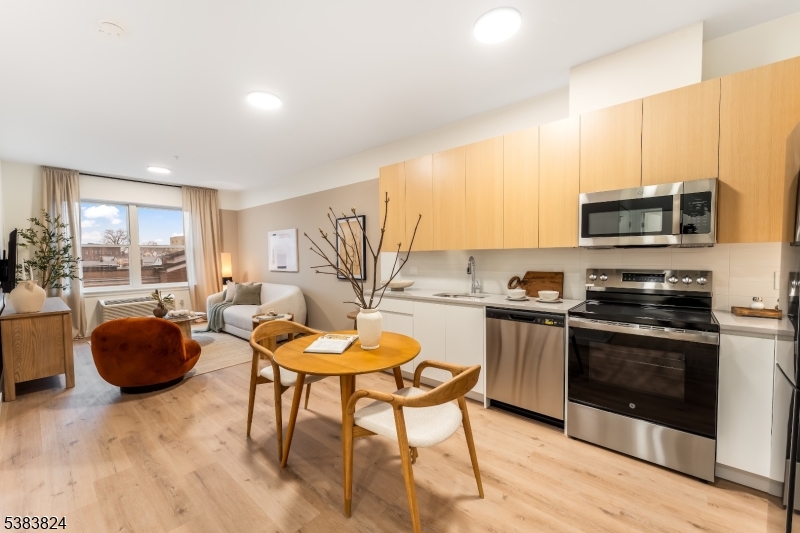 East Orange City, NJ 07018,431 Dr Mlk Jr Blvd #608