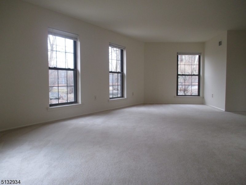 Little Falls Twp., NJ 07424,181 LONG HILL RD.  10-8 #8