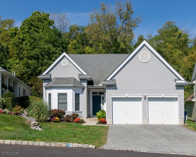 27 Bluffs Ct, Hamburg Boro, NJ 07419