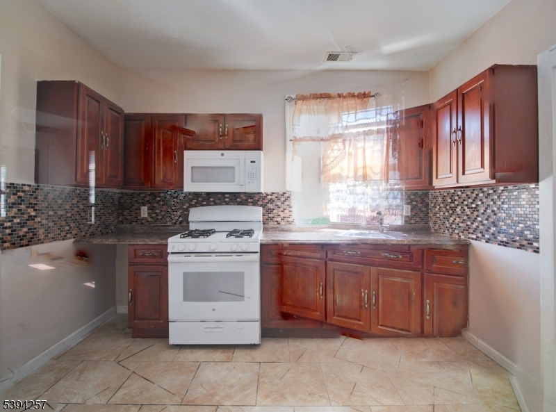 727 Bonnett St, Elizabeth City, NJ 07202