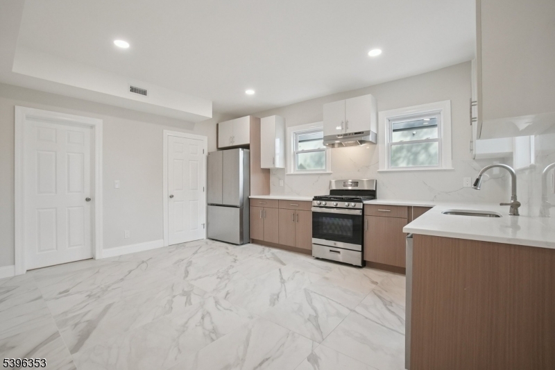 Summit City, NJ 07901,19 Ashwood Ave #1