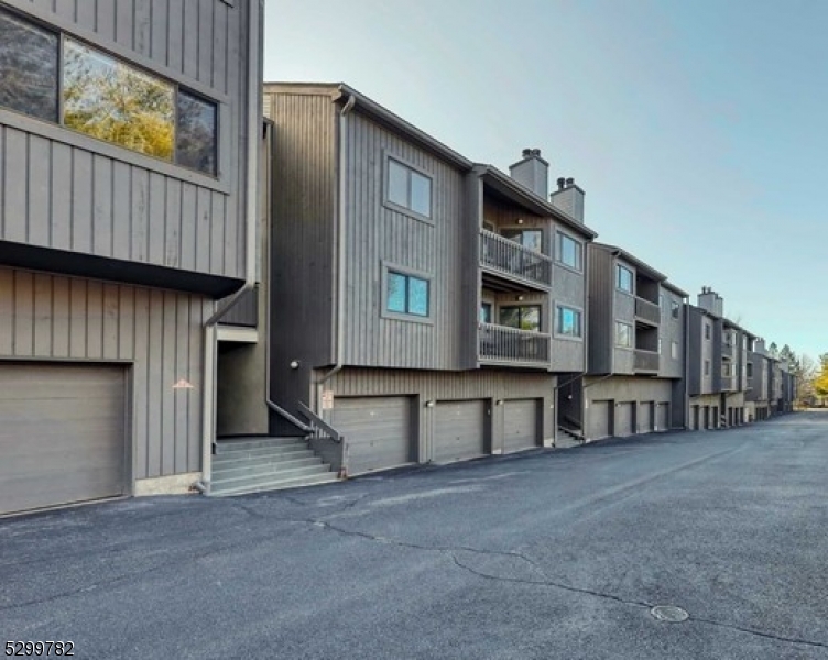 272 Redwood Ct #10, Ramsey Boro, NJ 07446