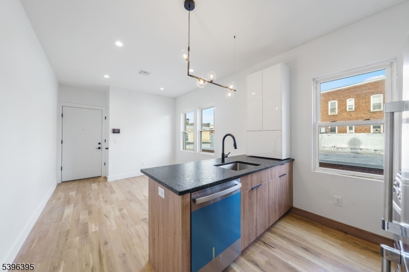 Garwood Boro, NJ 07027,114 Center St #2A