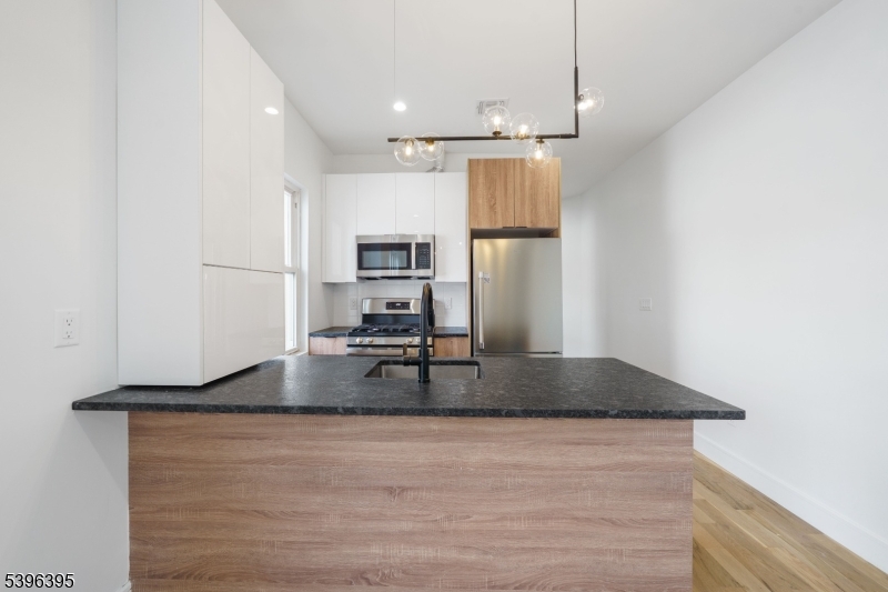 Garwood Boro, NJ 07027,114 Center St #2A