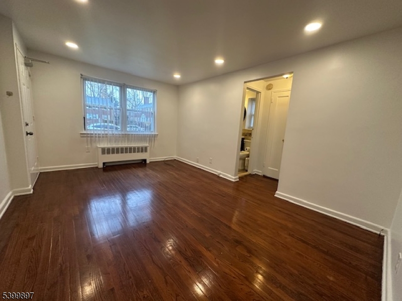 Roselle Boro, NJ 07203,17A Carolyn #A