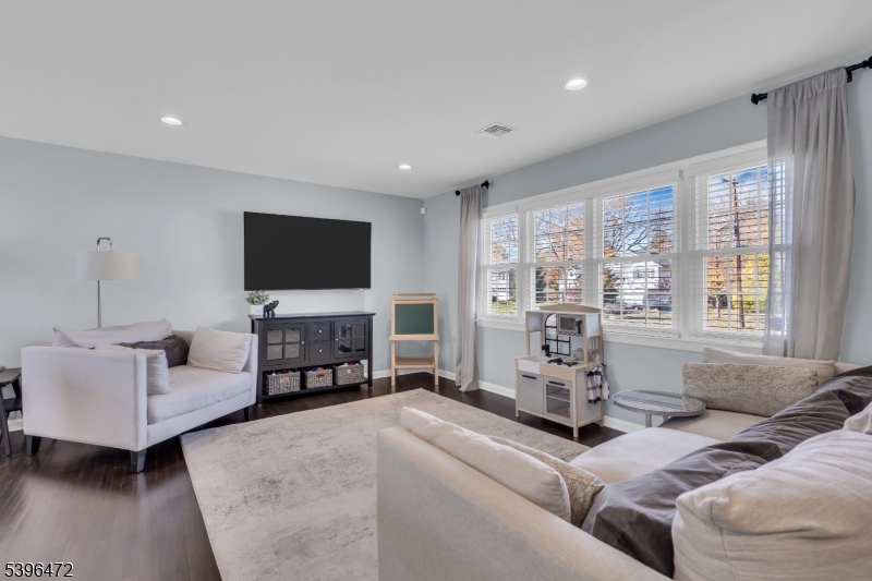 Piscataway Twp., NJ 08854,15 Maplehurst Ln