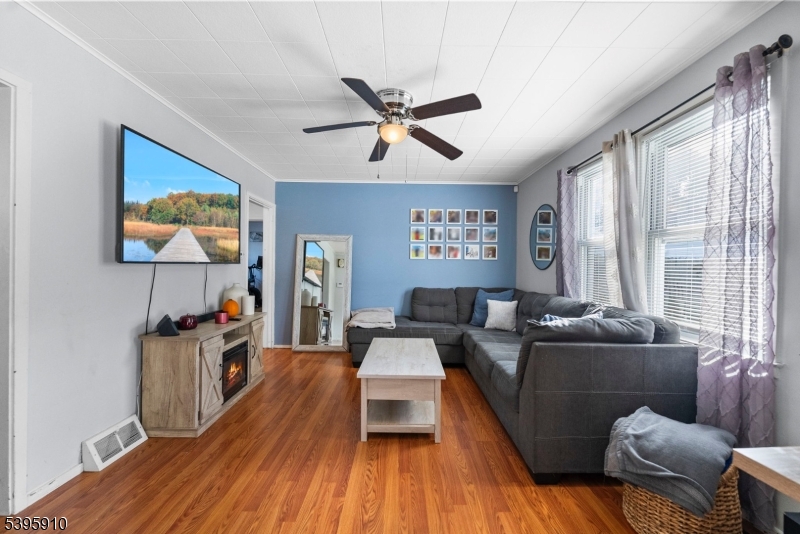 Elmwood Park Boro, NJ 07407,466 Market Street