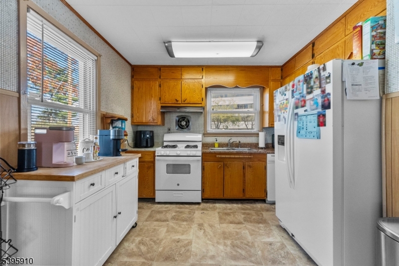 Elmwood Park Boro, NJ 07407,466 Market Street