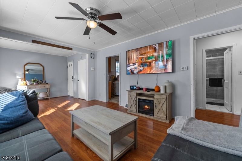 Elmwood Park Boro, NJ 07407,466 Market Street