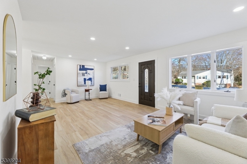 Hopatcong Boro, NJ 07874,36 Ruth St